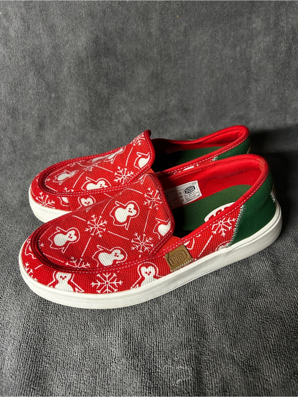 Hey Dude Sunapee Penguin Christmas Shoes Women’s 9 Red Green Holiday Slip On